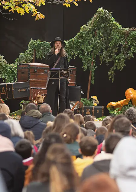 Moment de magie interactive avec les enfants dans le spectacle Les Merveilles du Bois Joli