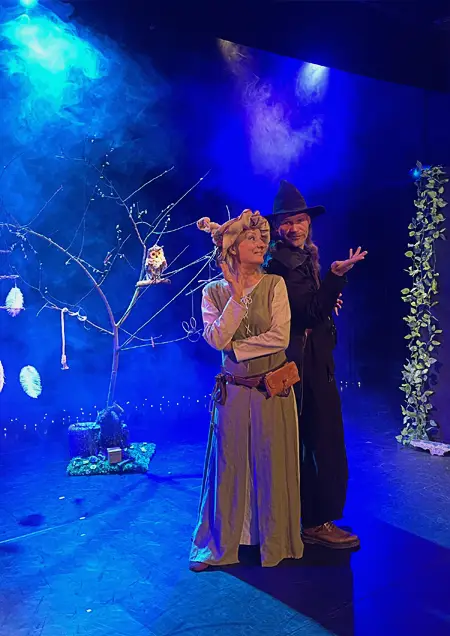 Scénographie naturelle et lumière douce du spectacle Les Merveilles du Bois Joli