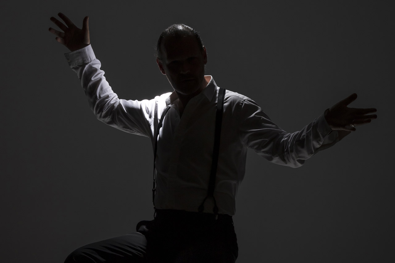 Anthony James, illusionniste et mentaliste, en prestation sur un salon professionnel
