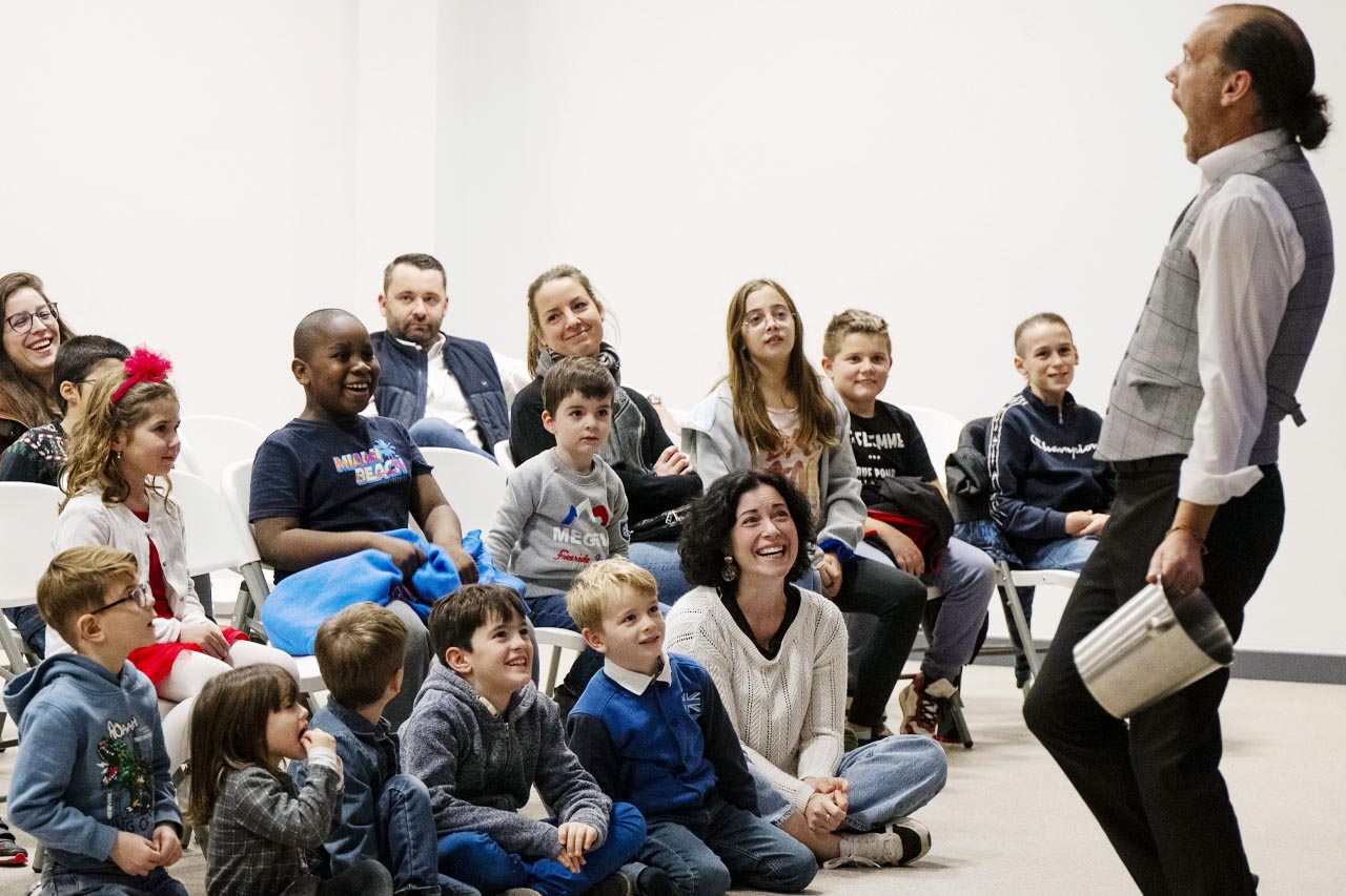 Spectacle interactif de magie lors d'un arbre de Noël d'entreprise