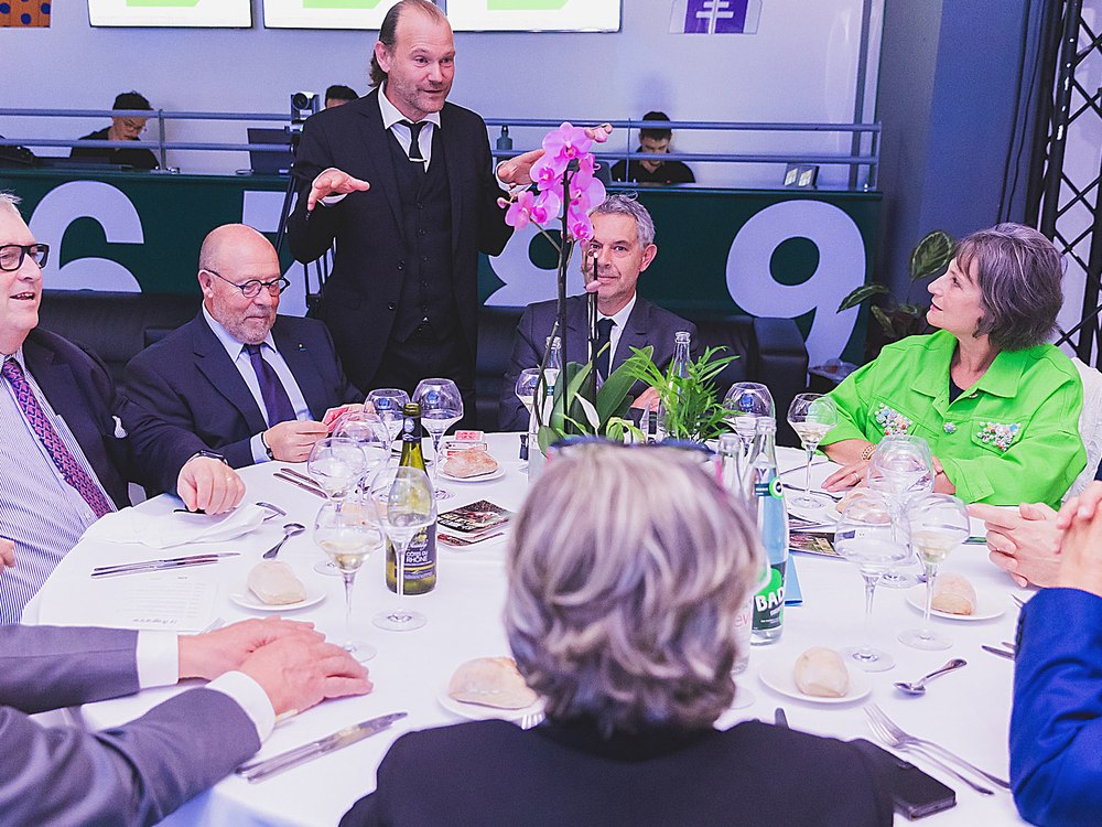 Anthony James faisant apparaître une orchidée lors d'un dîner de gala d'entreprise