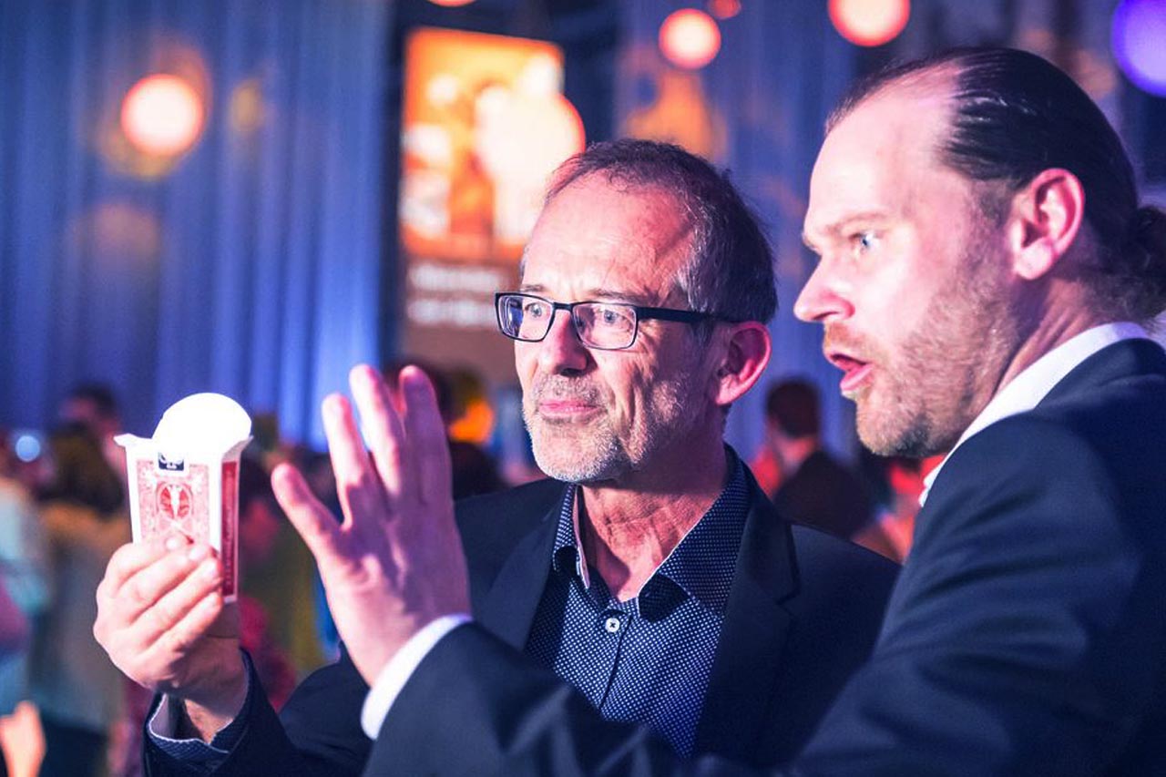Anthony James en close-up auprès d'invités lors d'un gala d'entreprise