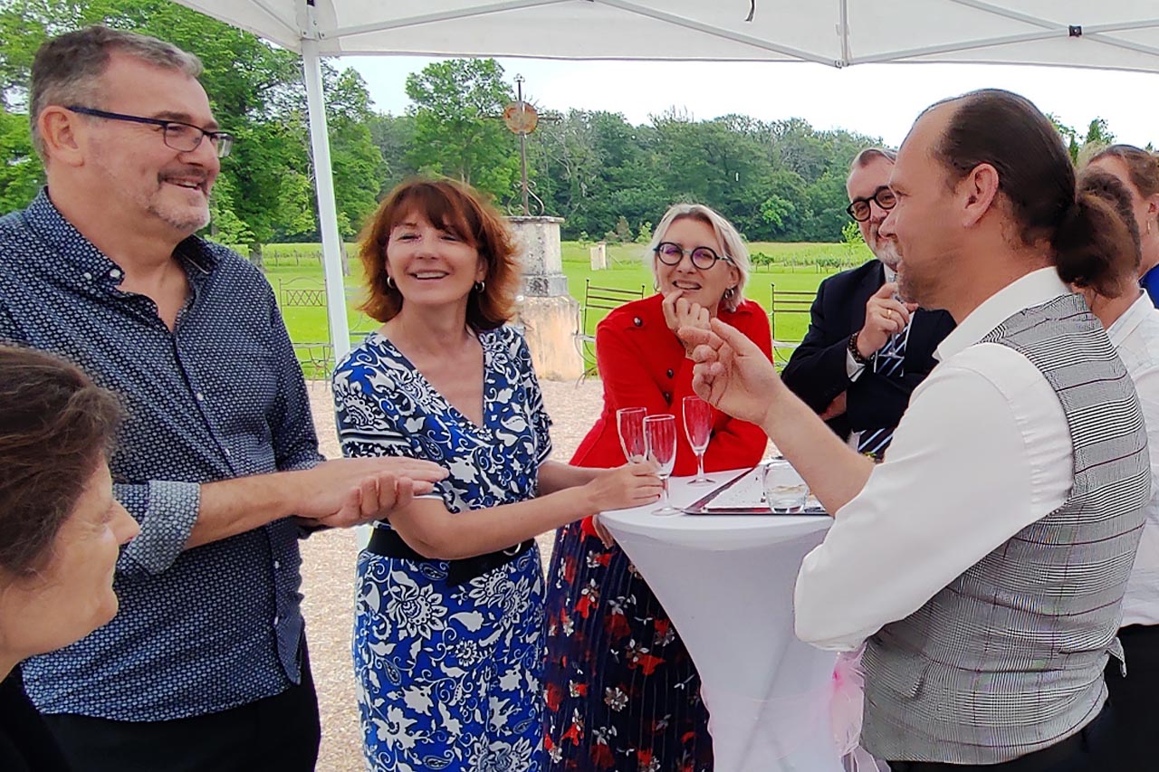 Illusion d'optique présentée à un groupe lors d'un événement professionnel