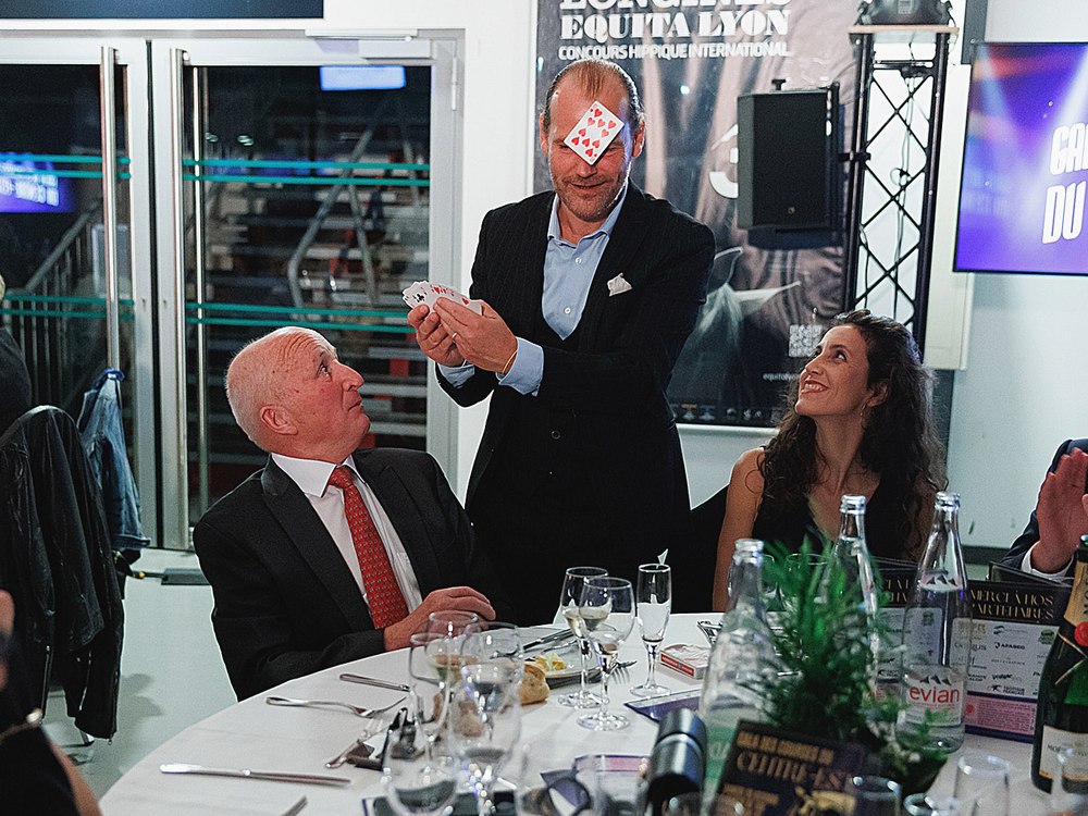 Anthony James présentant un tour de cartes lors d'un gala professionnel à Lyon