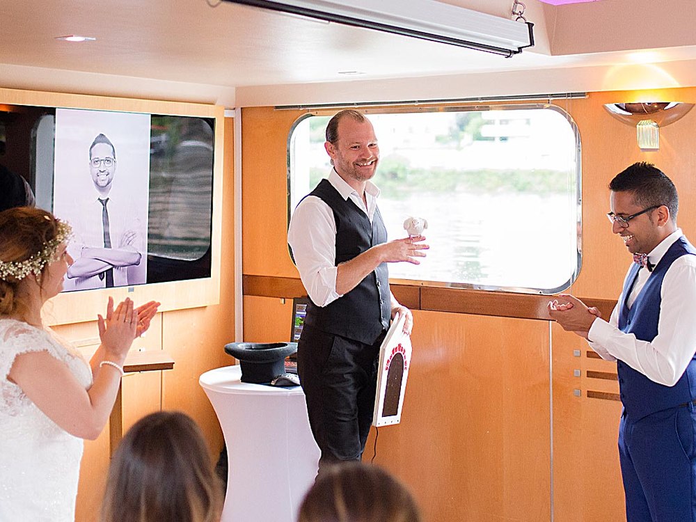 Anthony James en animation de magie à bord d'un bateau lors d'un mariage