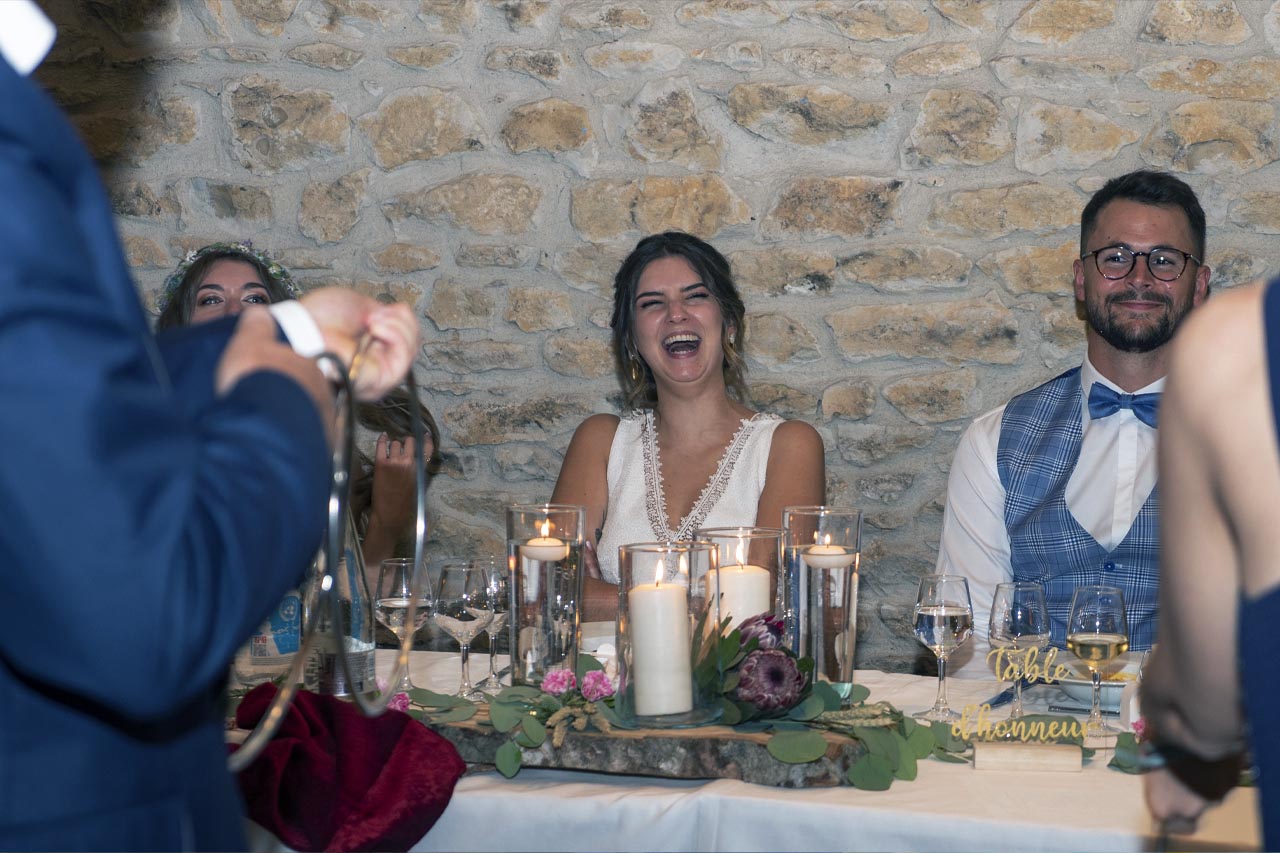 Magicien en close-up auprès des invités pendant un vin d'honneur de mariage