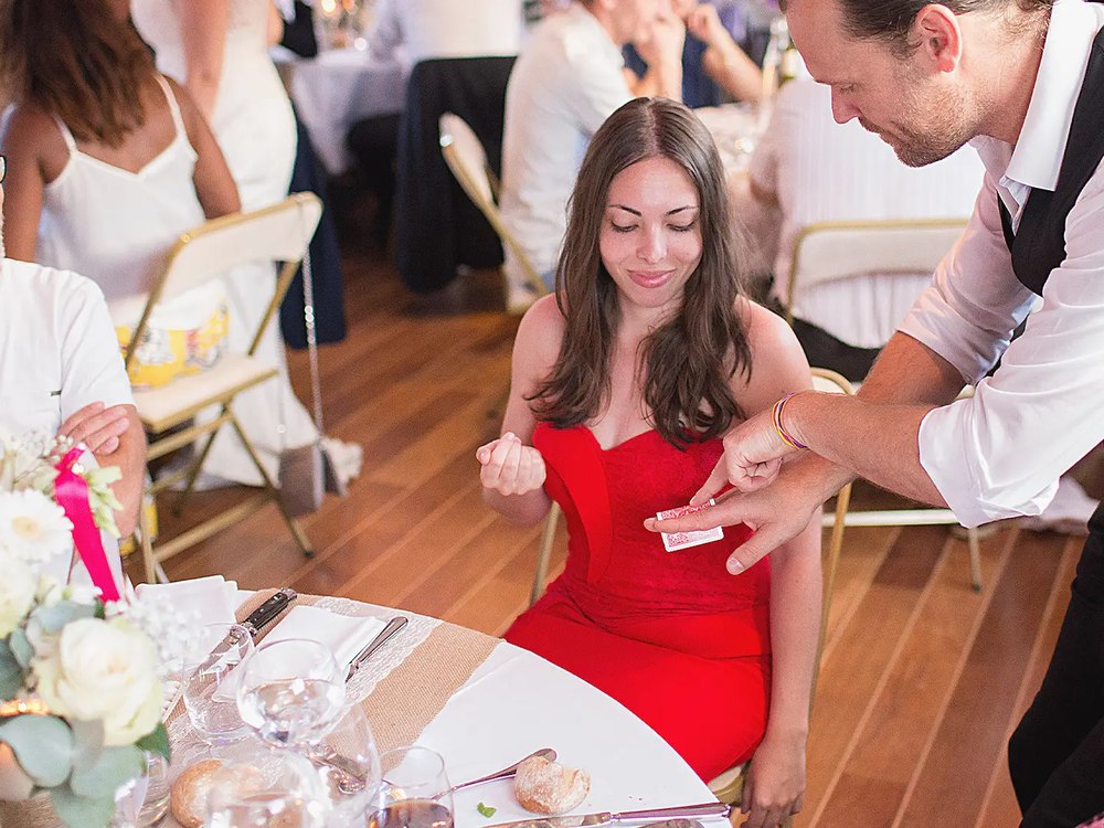 Anthony James présentant une révélation de carte lors d'une soirée de mariage