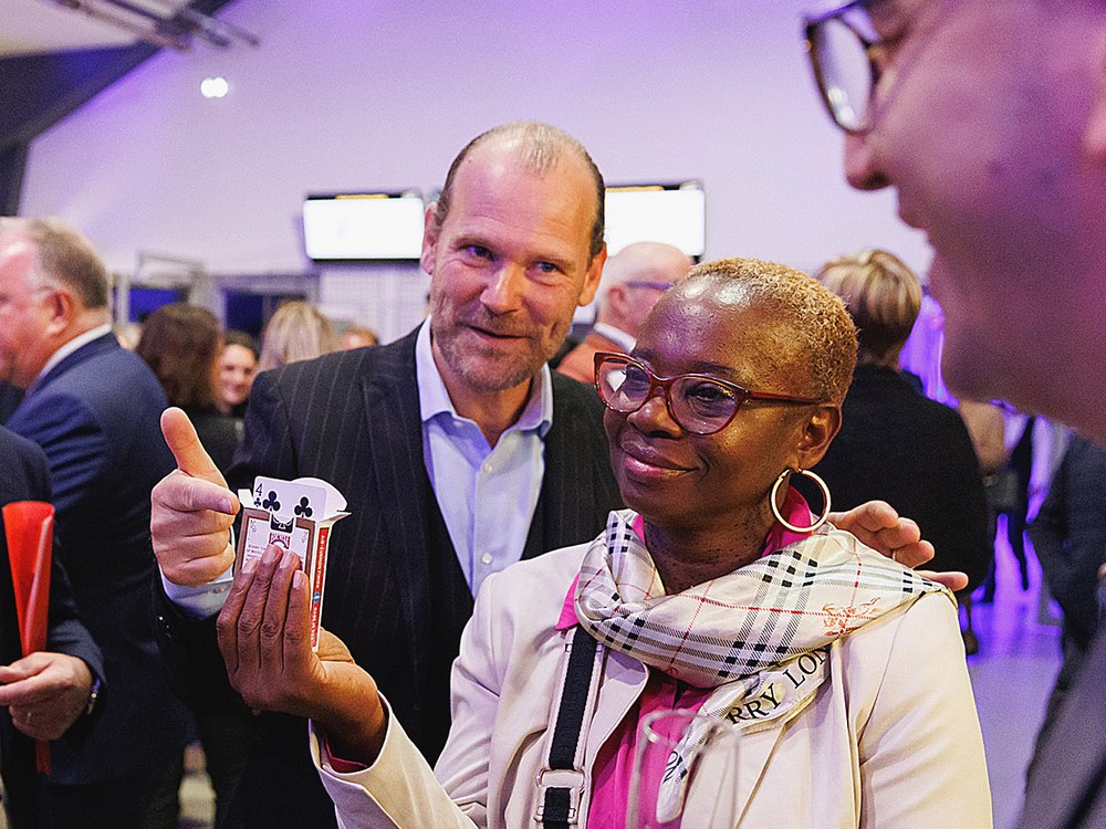 Anthony James en tour de cartes auprès d'invités lors d'un cocktail networking