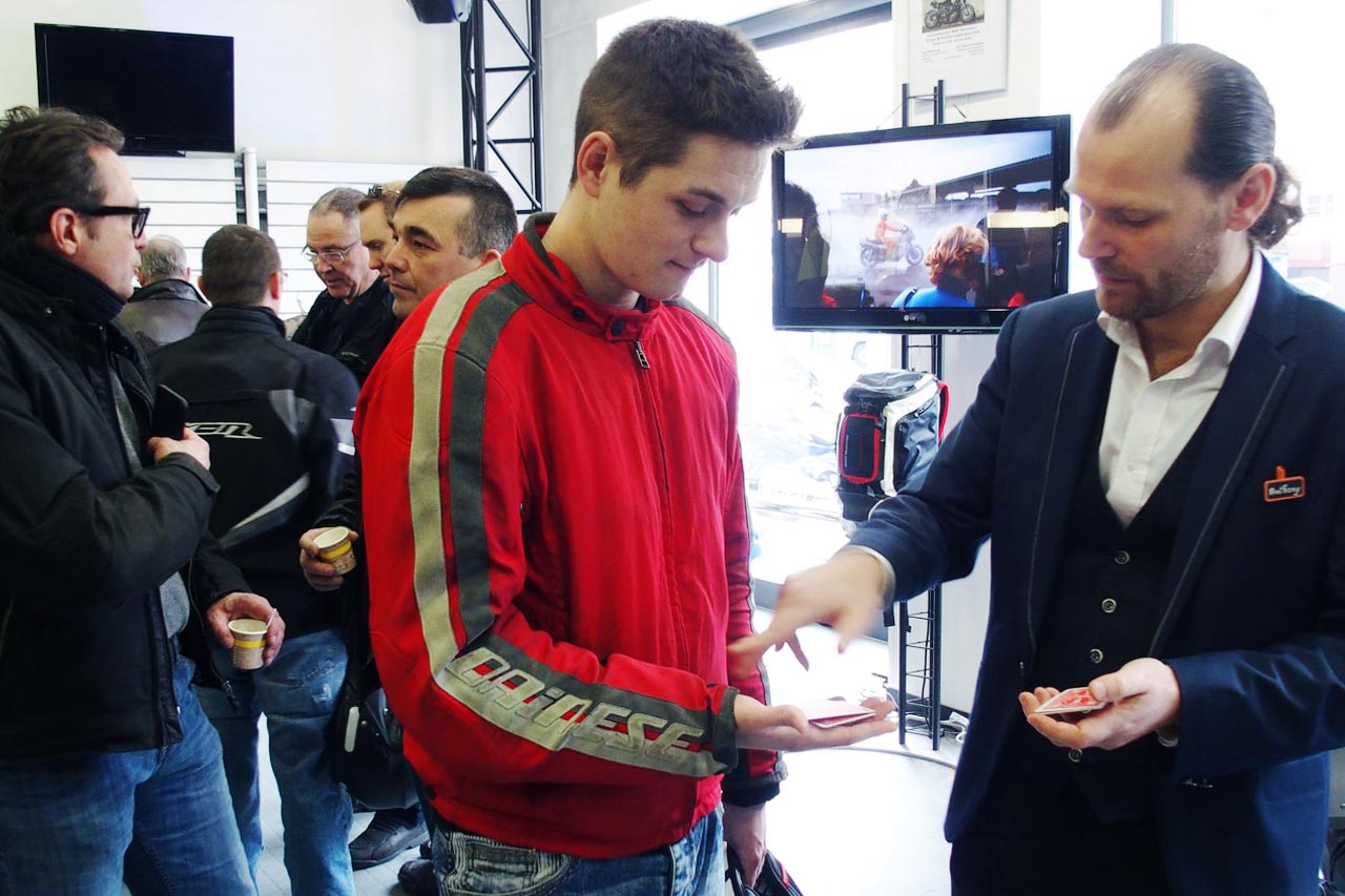 Animation magie sur un stand lors d'un salon professionnel