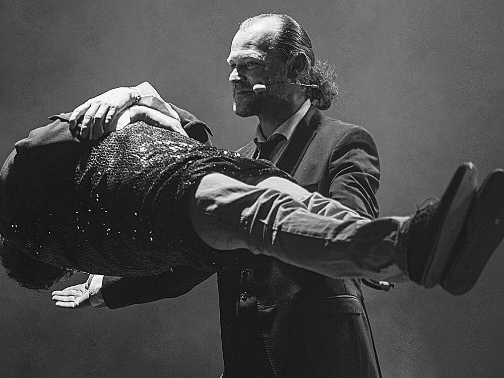Anthony James réalisant une lévitation lors d'un spectacle de scène
