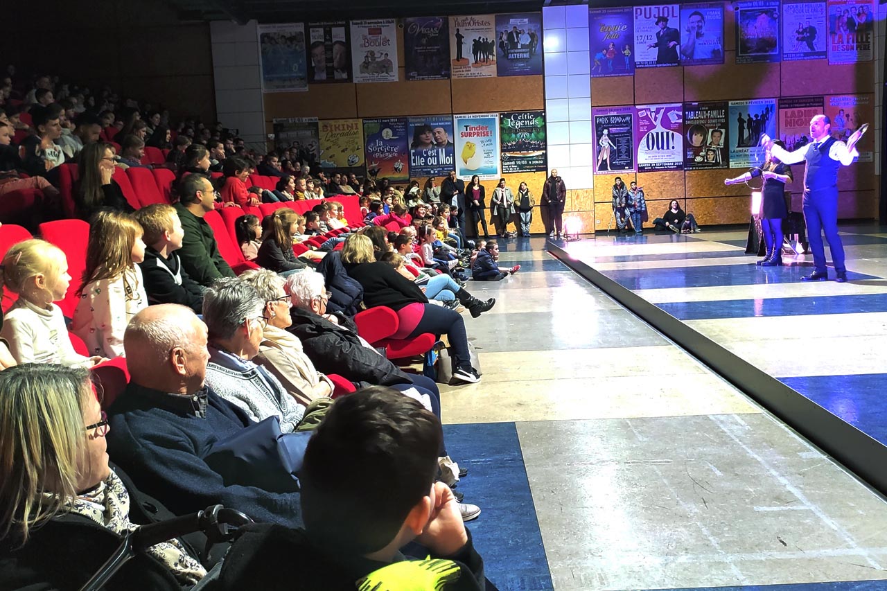 Spectacle de magie et de mentalisme sur scène lors d'un gala d'entreprise
