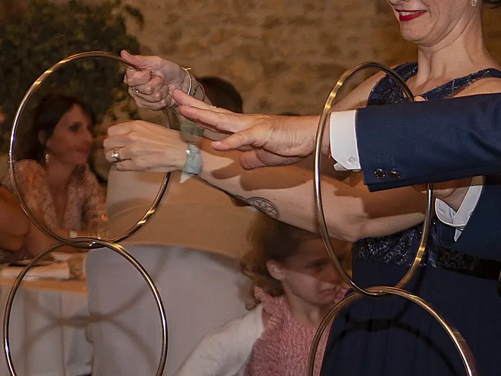 Tour de magie aux anneaux présenté en close-up lors d'un mariage