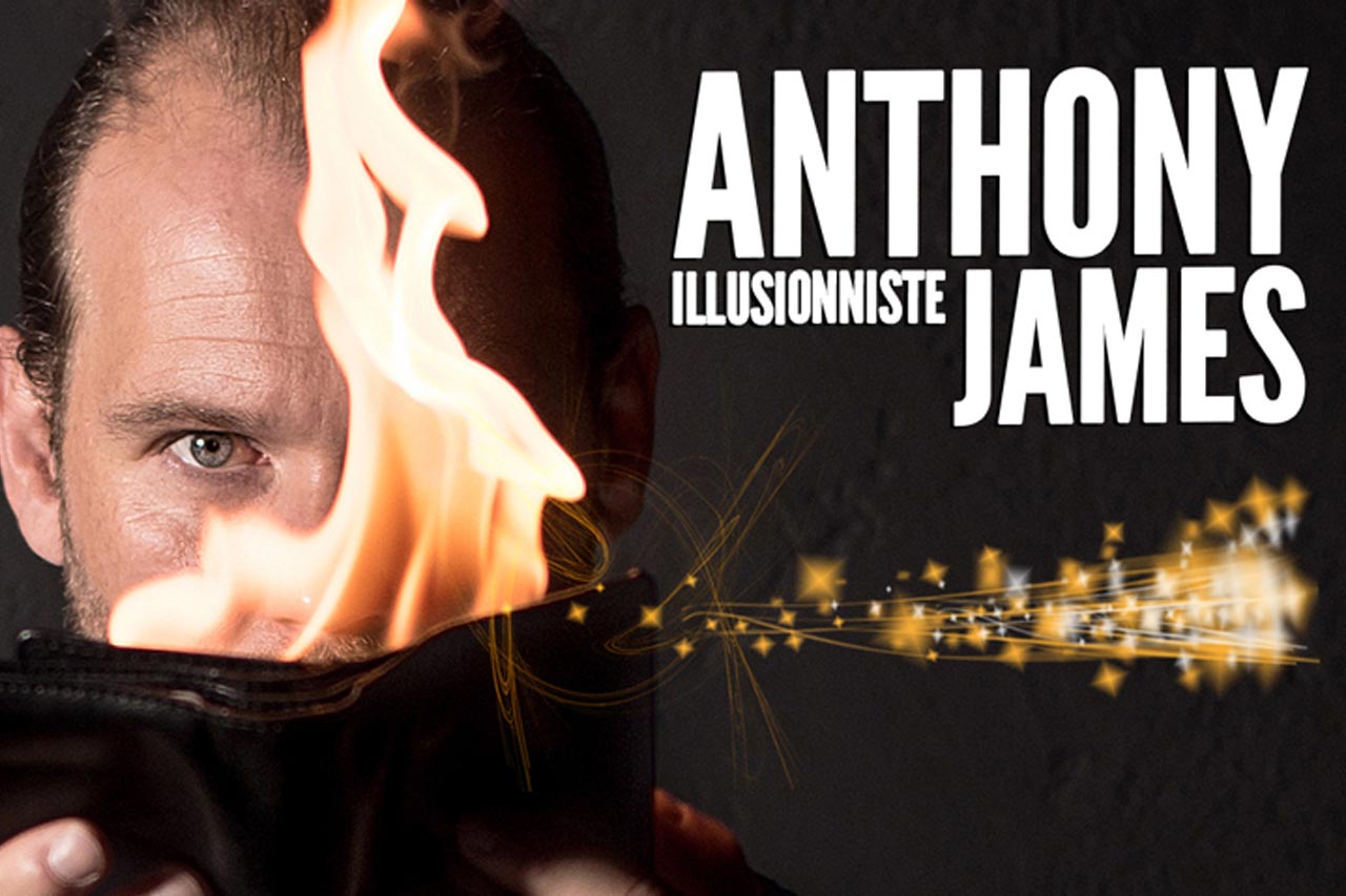 Portrait de scène d'Anthony James, illusionniste et mentaliste