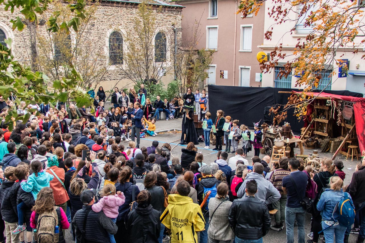 Spectacle de magie interactif joué en extérieur lors d'un festival