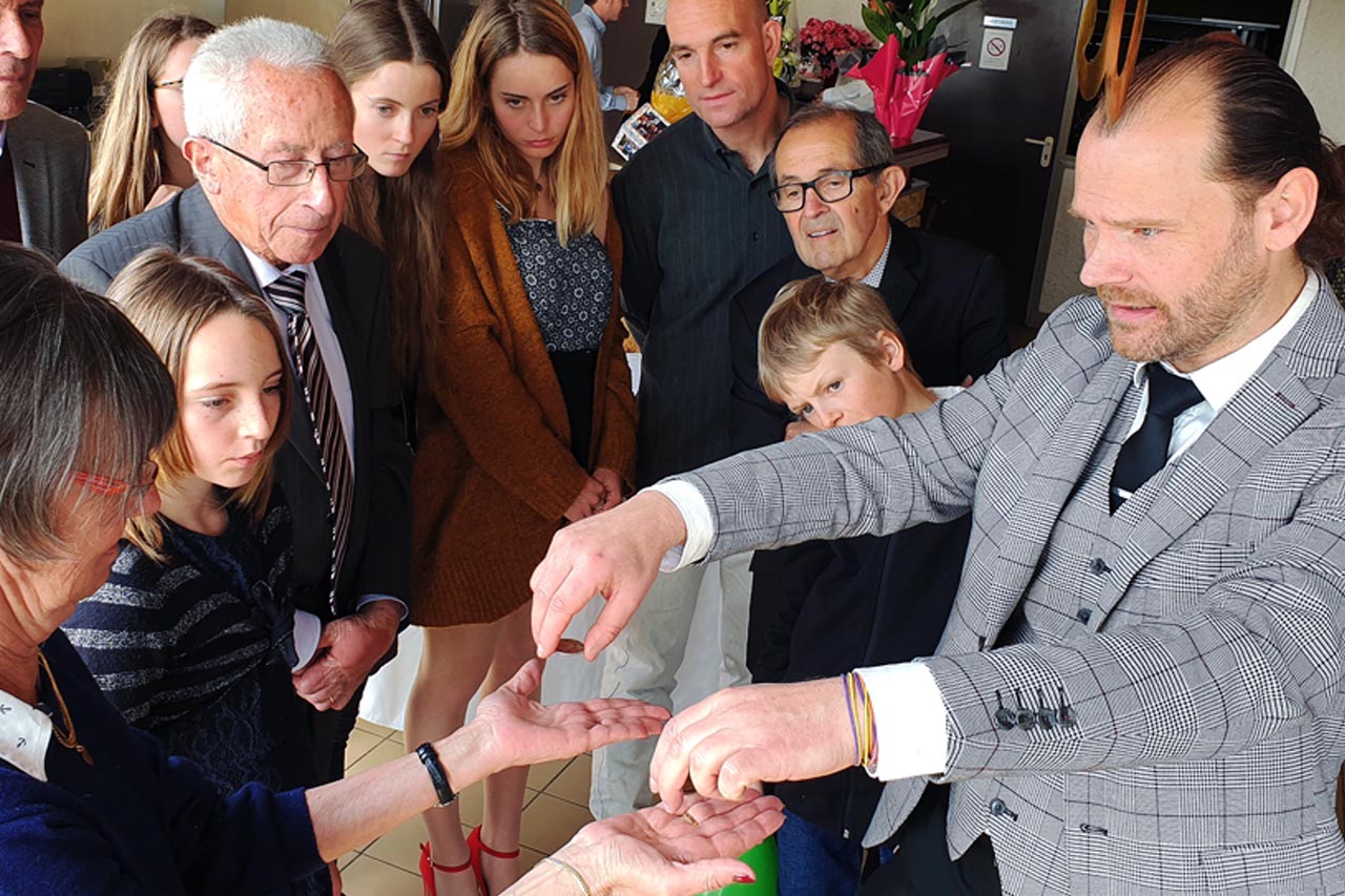 Magie de proximité présentée à un public familial en extérieur