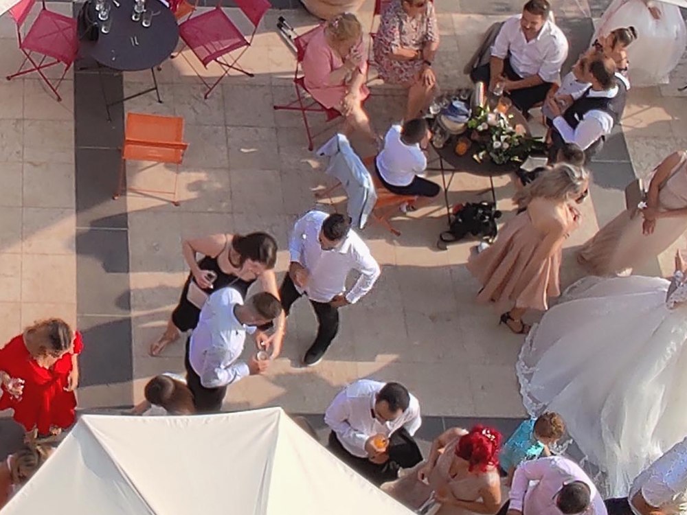 Vue aérienne des invités et de la mariée pendant la réception
