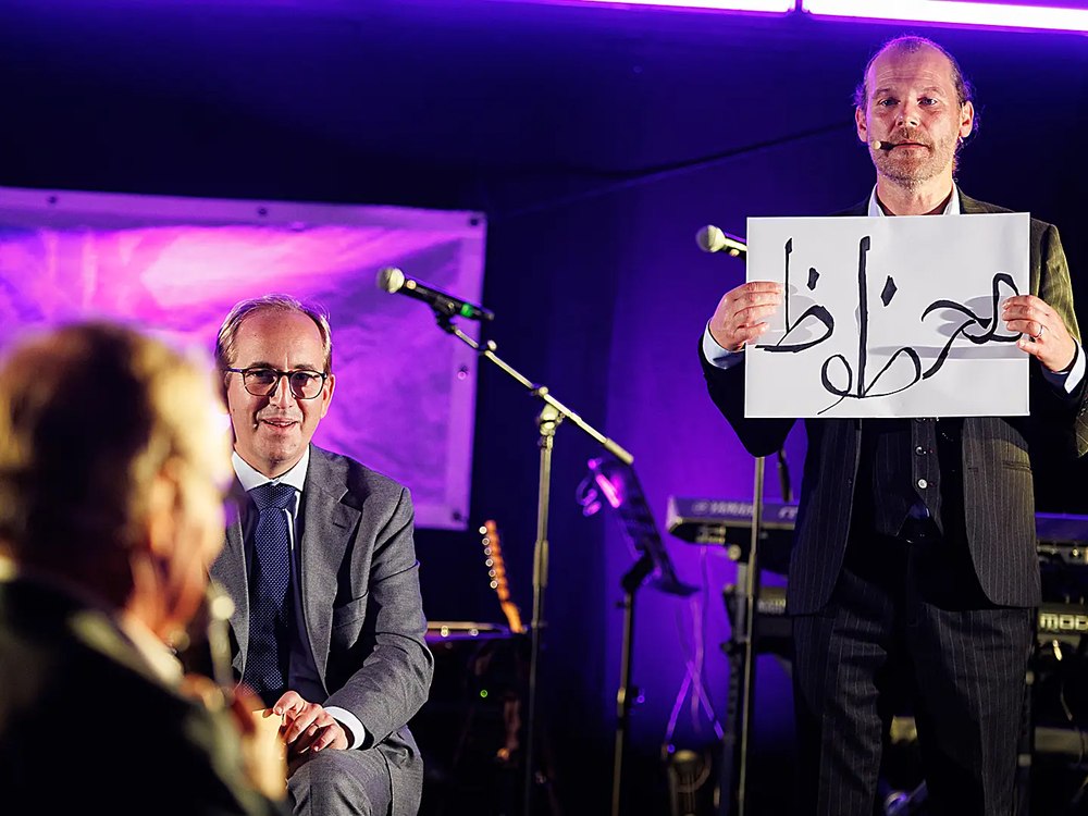 Anthony James révélant une prédiction manuscrite lors d'un spectacle de mentalisme