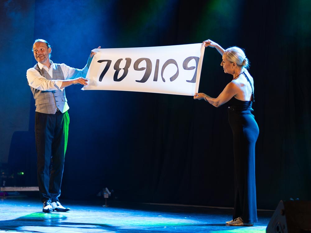 Révélation d'une prédiction chiffrée avec la participation de deux spectateurs sur scène