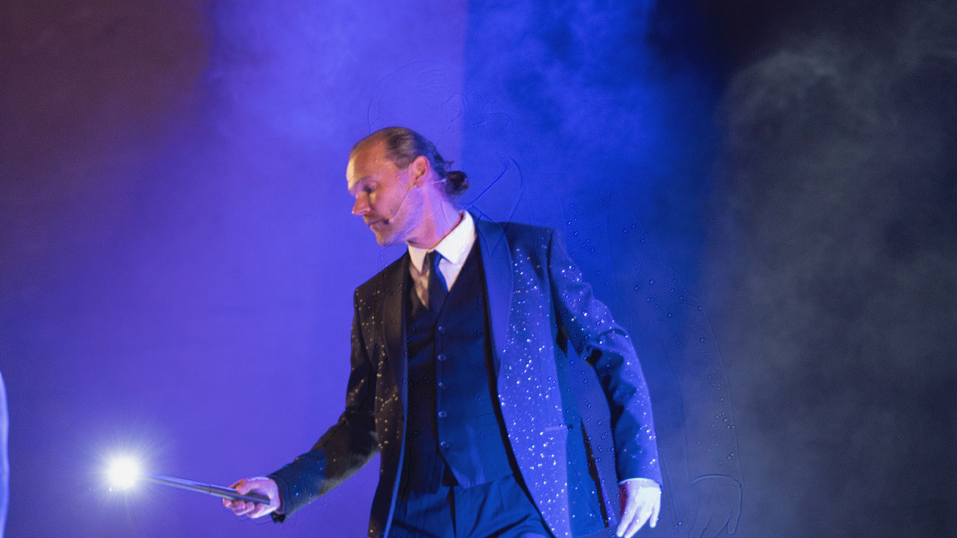 Anthony James, magicien mentaliste, en prestation lors d'un événement